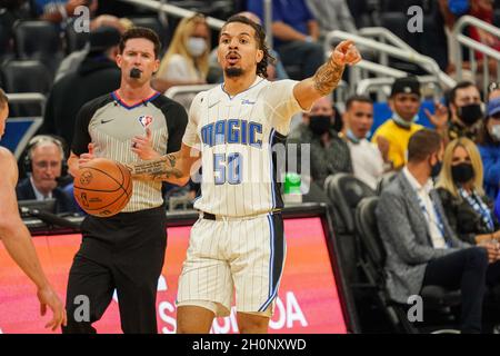 Orlando, Florida, USA, 13. Oktober 2021, Orlando Magic Guard Cole Anthony #50 signalisiert Teamkollegen im Amway Center. (Foto: Marty Jean-Louis) Stockfoto