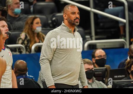 Orlando, Florida, USA, 13. Oktober 2021, Boston Celtics Head Coach IME Ukoka während der ersten Halbzeit im Amway Center. (Foto: Marty Jean-Louis) Stockfoto