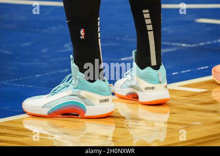 Orlando, Florida, USA, 13. Oktober 2021, Die Schuhe von Enes Kanter, dem Boston Celtics-Spieler, während des Spiels im Amway Center. (Foto: Marty Jean-Louis) Stockfoto