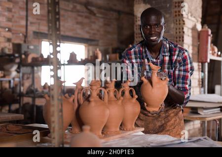 Potter Qualität von keramischen Objekten prüfen Stockfoto