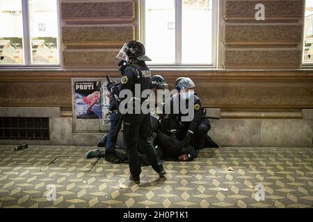 Ljubljana, Slowenien. Oktober 2021. Polizisten verhaften einen Protestierenden während der Demonstration. Demonstranten gingen auf die Straßen von Ljubljana, Slowenien, um gegen die Regierung, COVID-Maßnahmen und Impfungen zu demonstrieren. (Foto: Luka Dakskobler/SOPA Images/Sipa USA) Quelle: SIPA USA/Alamy Live News Stockfoto