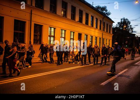 Ljubljana, Slowenien. Oktober 2021. Während der Demonstration marschieren Demonstranten auf den Straßen von Ljubljana. Demonstranten gingen auf die Straßen von Ljubljana, Slowenien, um gegen die Regierung, COVID-Maßnahmen und Impfungen zu demonstrieren. (Foto: Luka Dakskobler/SOPA Images/Sipa USA) Quelle: SIPA USA/Alamy Live News Stockfoto