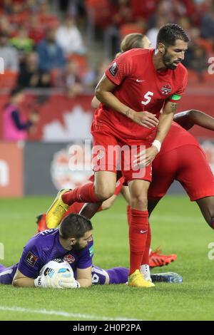 Toronto, Kanada, 13. Oktober 2021: Maxime Crépeau (lila) Torwart des Team Canada rettet den Ball während des CONCACAF FIFA World Cup Qualifying 2022-Spiels auf dem BMO-Feld in Toronto, Kanada. Kanada gewann das Spiel mit 4:1. Stockfoto