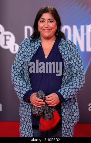 London, Großbritannien. Oktober 2021. Gurinder Chadha nimmt an der britischen Premiere von „Ali & Ava“ während des 65. BFI (British Film Institute) London Film Festival in der Royal Festival Hall Teil. Kredit: SOPA Images Limited/Alamy Live Nachrichten Stockfoto