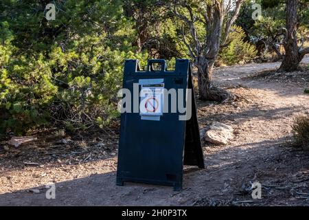 Grand Canyon NP, AZ, USA - 13. Oktober 2020: Ein Hinweis für Besucher Stockfoto