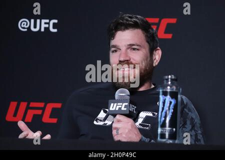 13. Oktober 2021: LAS VEGAS, NV - 13. OKTOBER: Jim Miller interagiert während des UFC Vegas 40: Ladd gegen Dumont Media Day bei der UFC Apex am 13. Oktober 2021 in Las Vegas, Nevada, USA. (Bild: © Diego Ribas/PX Imagens via ZUMA Press Wire) Stockfoto