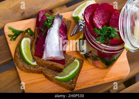 Hausgemachter eingelegter blauer Wittling-Fisch Stockfoto