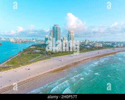 Wunderschöner Sonnenaufgang in Miami Beach im South Pointe Park mit Blick auf Port Miami und Wellen am Strand Stockfoto