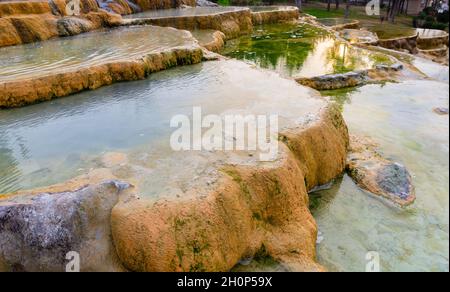 Rote Quellen in der Nähe von Pamukkale in der Türkei. Stockfoto