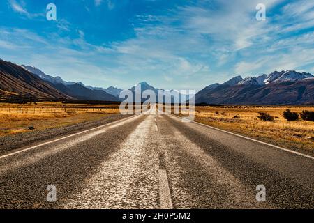 Zoomen Sie hinein und sehen Sie sich die Touristen an, die am Ende der Straße Fotos machen. Lake Pukaki auf dem Weg zum Hooker Valley Track in Aoraki Mt Cook Nat Stockfoto