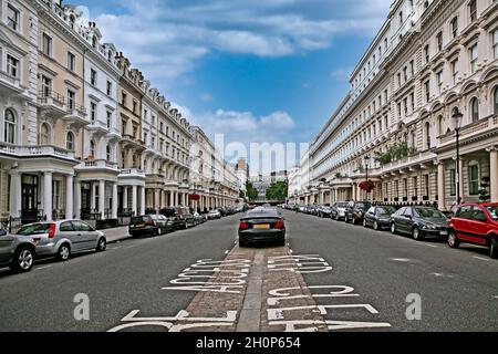 London Street mit einer langen Reihe eleganter Stadthäuser Stockfoto