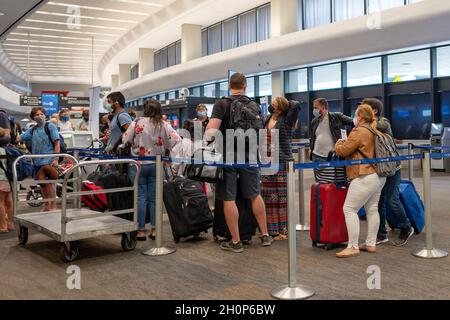 Usa. Juli 2021. Reisende treffen sich am 26. Juli 2021 im Abflugbereich von United Airlines am internationalen Flughafen San Francisco, San Francisco, Kalifornien. (Foto: Sftm/Gado/Sipa USA) Quelle: SIPA USA/Alamy Live News Stockfoto