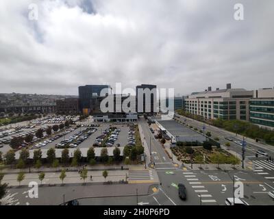 Usa. April 2021. Blick über Straßen und einen Parkplatz in Richtung Gebäude des UCSF Medical Center in San Francisco, Kalifornien, 21. April 2021. (Foto: Smith Collection/Sftm/Gado/Sipa USA) Quelle: SIPA USA/Alamy Live News Stockfoto