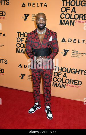 Darsteller Bryan Terrell Clark nimmt am 13. Oktober 2021 an der 'THOUGHTS OF A COLORED MAN' Broadway Opening Night im Golden Theatre in New York, New York, USA, Teil. Dies ist das erste Stück in der Geschichte des Broadway, das von schwarzen Künstlern geschrieben, inszeniert, in der Hauptrolle gespielt und in der Hauptrolle gespielt wurde. Robin Platzer/ Twin Images/ Credit: SIPA USA/Alamy Live News Stockfoto