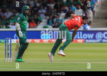 England, Großbritannien. Juli 2019. Bangladesh Cricket Spieler Mashrafe Mortaza (rechts), in Aktion während des 43 Spiel ICC (International Cricket Council) Cricket World Cup zwischen Pakistan und Bangladesch auf Lord's Cricket Ground.Pakistan gewann mit 94 Runs. (Foto von MD Manik/SOPA Images/Sipa USA) Quelle: SIPA USA/Alamy Live News Stockfoto