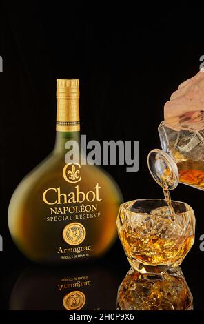 Tel Aviv, Israel - 28. September 2021: Armagnac Chabot, eine Spezialreserve Napoleons aus Frankreich, gießt aus dem Dekanter in Glas. Stockfoto