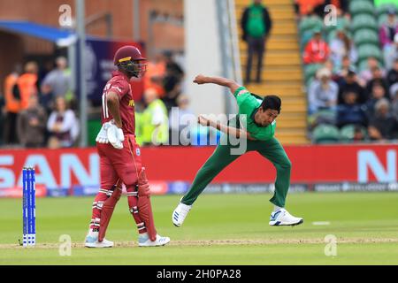 Bangladesh Cricket Spieler Mustafizur Rahman (R) in Aktion während des 23. Spiels, ICC (International Cricket Council) Cricket World Cup zwischen West Indies und Bangladesch in Taunton in England. Bangladesch gewann mit 7 Wickets (mit 51 verbleibenden Bällen) Stockfoto