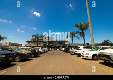 23-05-2021. kiryat-ekron - israel. Der Parkplatz des Ofer Mall - Bilu Center Shopping Centers Stockfoto