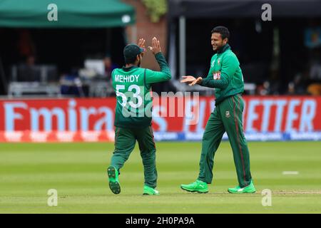 Taunton, Großbritannien. Juni 2019. Bangladesh Cricket-Spieler Shakib Al Hasan (R) Wicket feiert mit Teamkollege Mehidy Miraz (L) während des 23. Spiels, ICC (International Cricket Council) Cricket World Cup zwischen West Indies und Bangladesch in Taunton in England. Bangladesch von 7 Wickets gewonnen (Bildquelle: © MD Manik/SOPA Images via ZUMA Press Wire) Stockfoto