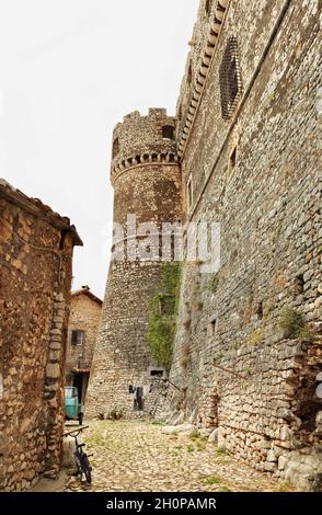 Sermoneta , Italien , 12. September 2021, Caetani Burg im mittelalterlichen Dorf Sermoneta , Steinmauern und Wehrturm Stockfoto