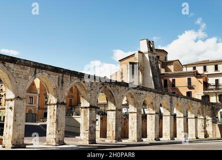 Teil des mittelalterlichen Aquädukts auf dem Sulmona Garibaldi Platz, Italien Stockfoto