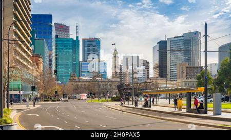 Adelaide, Südaustralien - 13. August 2019: Victoria Square in Adelaide CBD an einem hellen Tag in Richtung Norden gesehen Stockfoto