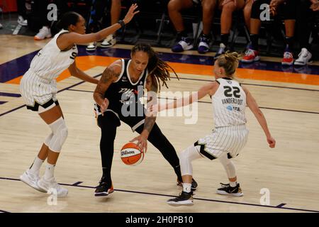 Phoenix, Usa. Oktober 2021. Brittney Griner (42 Phoenix Mercury) kämpft während des Spiels 2 der Finals der Women's National Basketball Association zwischen Phoenix Mercury und Chicago Sky in der Footprint Center Arena in Phoenix, Arizona, um den Ball zu halten. KEINE KOMMERZIELLE NUTZUNG. Kredit: SPP Sport Pressefoto. /Alamy Live News Stockfoto