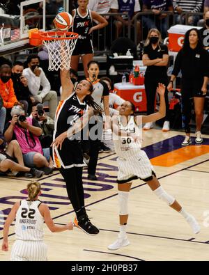 Phoenix, Usa. Oktober 2021. Brittney Griner (42 Phoenix Mercury) lässt den Ball während des Spiels 2 der Finals der Women's National Basketball Association zwischen Phoenix Mercury und Chicago Sky in der Footprint Center Arena in Phoenix, Arizona, in die Luft gehen. KEINE KOMMERZIELLE NUTZUNG. Kredit: SPP Sport Pressefoto. /Alamy Live News Stockfoto