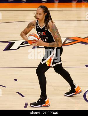 Phoenix, Usa. Oktober 2021. Brittney Griner (42 Phoenix Mercury) hält den Ball während des Spiels 2 der Finals der Women's National Basketball Association zwischen Phoenix Mercury und Chicago Sky in der Footprint Center Arena in Phoenix, Arizona. KEINE KOMMERZIELLE NUTZUNG. Kredit: SPP Sport Pressefoto. /Alamy Live News Stockfoto