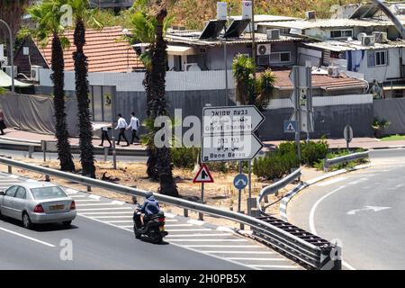 bnei Brak-israel. 07-06-2021. Das Eingangsschild zu den Städten Bnei Brak und Givat Shmuel auf der Straße Nr. 4 Stockfoto
