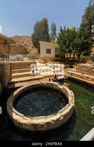 Ein mabua-israel. 14-06-2021. Ein Blick von oben auf ein Familienspiel im Wasser in der Quelle von ein Mabua im Wadi Kelt Stockfoto