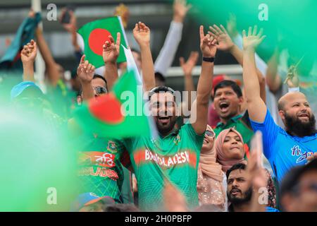 Southampton, Großbritannien. Juni 2019. Bangladesh Cricket-Fans feiern während des 31. Spiels ICC (International Cricket Council) Cricket World Cup 2019 zwischen Bangladesch und Afghanistan in Southampton.(Bangladesch gewann durch 62 Runs) (Foto von MD Manik/SOPA Images/Sipa USA) Quelle: SIPA USA/Alamy Live News Stockfoto