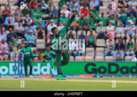 Southampton, Großbritannien. Juni 2019. Bangladesh Cricket-Spieler Shakib Al Hasan in Aktion während des 31. Spiels ICC (International Cricket Council) Cricket World Cup 2019 zwischen Bangladesch und Afghanistan in Southampton.(Bangladesch gewann durch 62 Runs) (Foto von MD Manik/SOPA Images/Sipa USA) Quelle: SIPA USA/Alamy Live News Stockfoto