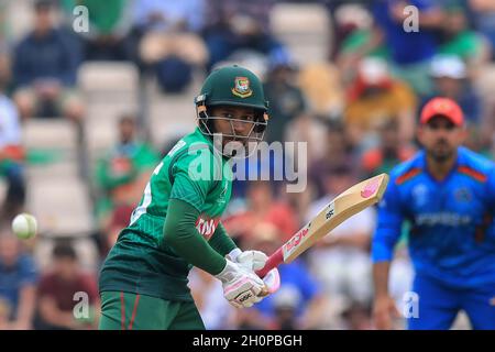 Southampton, Großbritannien. Juni 2019. Bangladesh Cricket-Spieler Mushfiqur Rahim (L) in Aktion während des 31. Spiels ICC (International Cricket Council) Cricket World Cup 2019 zwischen Bangladesch und Afghanistan in Southampton.(Bangladesch gewann durch 62 Runs) (Foto von MD Manik/SOPA Images/Sipa USA) Quelle: SIPA USA/Alamy Live News Stockfoto