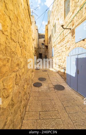 jerusalem-israel. 13-10-2021. Eine alte und enge Straße, mit Häusern auf beiden Seiten der Straße, gepflastert mit Felsen, in dem berühmten jüdischen Viertel von t Stockfoto