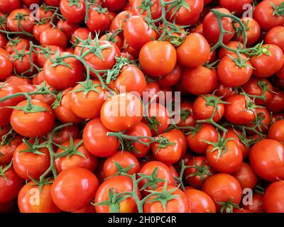 Auswahl von sehr leckeren Gemüse-Tomaten aus einem Haufen in einem Lebensmittelgeschäft Stockfoto