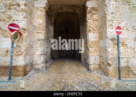 jerusalem-israel. 13-10-2021. Das berühmte Zionstor, innerhalb der Mauern der Altstadt im jüdischen Viertel von Jerusalem Stockfoto