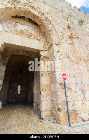 jerusalem-israel. 13-10-2021. Das berühmte Zionstor, innerhalb der Mauern der Altstadt im jüdischen Viertel von Jerusalem Stockfoto