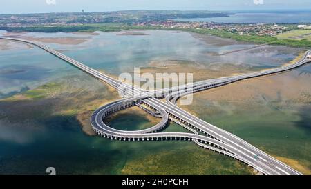 Luftaufnahme des Wechsels Bali Mandara toll Road, Bali, Indonesien, Asien - Bild Stockfoto