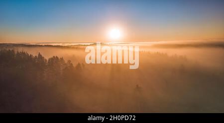 Luftaufnahme des Morgennebels über den Feldern im Herbst Stockfoto