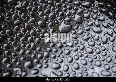 Wassertropfen regen Tropfen auf einem silbernen Metalltablett Stockfoto