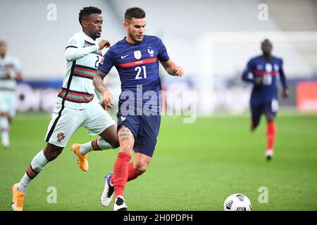 Datei-Foto vom 11. Oktober 2020 von Lucas Hernandez aus Frankreich und Diogo Jota aus Portugal im Einsatz während des UEFA Nations League Gruppenbühnentauches zwischen Frankreich und Portugal im Stade de France in Paris, Frankreich. Der französische Fußballnationalspieler und Verteidiger des FC Bayern München, Lucas Hernandez, wurde von einem spanischen Gericht wegen des Brechens eines Haftbefodens im Jahr 2017 zu einer sechsmonatigen Haftstrafe verurteilt. Hernandez, 25, muss am Dienstag vor Gericht in Madrid erscheinen. Er hat gegen das Urteil Berufung eingelegt. Ihm und seiner Freundin Amelia Ossa Llorente wurden nach einem heftigen Streit Einhaltebefehlen auferlegt. Pho Stockfoto