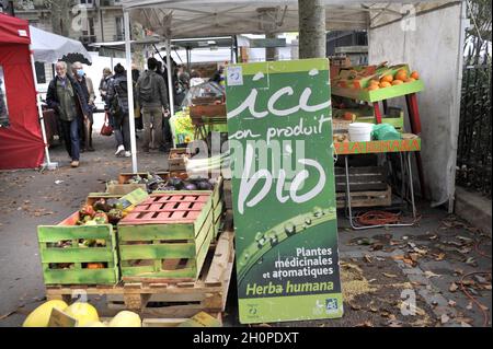 FRANKREICH. PARIS (75) 18. BEZIRK. ILE DE FRANCE BAUERN KOMMEN, UM IHRE PRODUKTE AUF DEM MARKT AUF DEM D'ANVERS PLATZ ZU VERKAUFEN Stockfoto