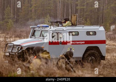 Ein Maschinengewehrschütze, der von einem gepanzerten Fahrzeug der Wache auf dem Feld der Übung abfeuert wird. In der Region Woronesch fand eine komplexe taktische und besondere Übung statt. An der Veranstaltung nahmen Mitarbeiter und Militärangehörige der Nationalgarde und der regionalen Ämter der staatlichen Machtabteilungen Teil. Stockfoto