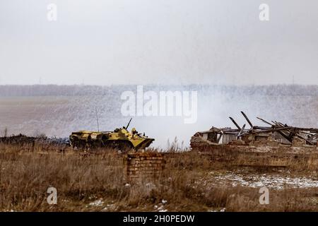 Woronesch, Russland. April 2019. Gepanzertes Auto, das neben Rosguard während des Angriffs auf die Ruinen in der Feldphase der Übung untergräbt. In der Region Woronesch fand eine komplexe taktische und besondere Übung statt. An der Veranstaltung nahmen Mitarbeiter und Militärangehörige der Nationalgarde und der regionalen Ämter der staatlichen Machtabteilungen Teil. (Foto von Mihail Siergiejevicz/SOPA IMAG/Sipa USA) Quelle: SIPA USA/Alamy Live News Stockfoto