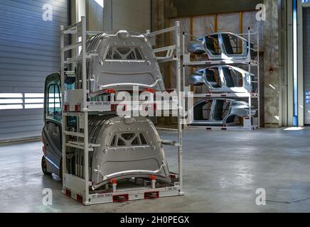 09. Oktober 2021, Brandenburg, Grünheide: Blick in eine Produktionshalle für ein Tesla Model Y auf der Tesla Gigafactory. In Grünheide, östlich von Berlin, sollen ab Ende 2021 die ersten Fahrzeuge vom Produktionsband Rollen. Das US-Unternehmen plant, hier jährlich rund 500,000 Model Ys zu bauen. Foto: Patrick Pleul/dpa-Zentralbild/ZB Stockfoto