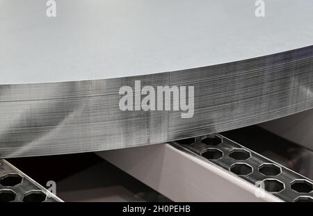 09. Oktober 2021, Brandenburg, Grünheide: Bleche für die Karosserieteile eines Tesla Model Y sind auf der Tesla Gigafactory zu sehen. In Grünheide, östlich von Berlin, sollen ab Ende 2021 die ersten Fahrzeuge vom Produktionsband Rollen. Das US-Unternehmen plant, hier jährlich rund 500,000 Model Ys zu bauen. Foto: Patrick Pleul/dpa-Zentralbild/ZB Stockfoto