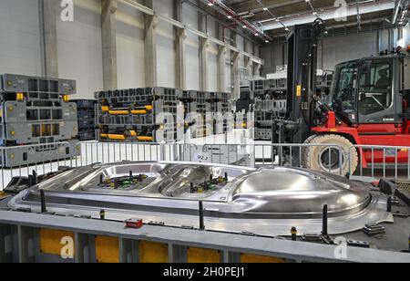 09. Oktober 2021, Brandenburg, Grünheide: Druckplatten zur Herstellung von Karosserieteilen zur Herstellung eines Tesla Model Y sind auf der Tesla Gigafactory zu sehen. In Grünheide, östlich von Berlin, sollen ab Ende 2021 die ersten Fahrzeuge vom Produktionsband Rollen. Das US-Unternehmen plant, hier jährlich rund 500,000 Model Ys zu bauen. Foto: Patrick Pleul/dpa-Zentralbild/ZB Stockfoto