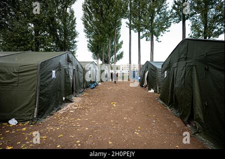 12. Oktober 2021, Brandenburg, Eisenhüttenstadt: Asylbewerber im Erstaufnahmezentrum in Eisenhüttenstadt schlafen in beheizten Zelten. In Brandenburg und Sachsen füllen sich die Aufnahmeeinrichtungen mit Menschen, die aus dem Irak, Syrien oder Afghanistan über Belarus, Polen und die baltischen Staaten nach Deutschland kommen. Foto: Fabian Sommer/dpa Stockfoto