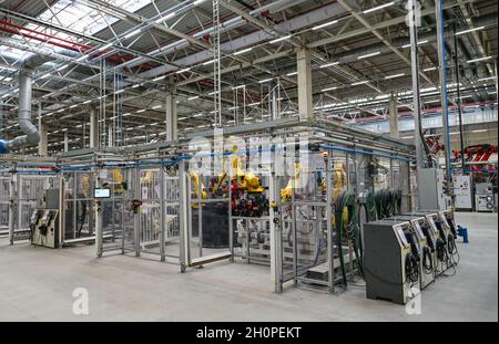 09. Oktober 2021, Brandenburg, Grünheide: Blick in eine Produktionshalle für ein Tesla Model Y auf der Tesla Gigafactory. In Grünheide, östlich von Berlin, sollen ab Ende 2021 die ersten Fahrzeuge vom Produktionsband Rollen. Das US-Unternehmen plant, hier jährlich rund 500,000 Model Ys zu bauen. Foto: Patrick Pleul/dpa-Zentralbild/ZB Stockfoto